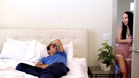 Хитрый паренек пристроил на свой солидный хуй и мать и сестру, выебав обеих сразу