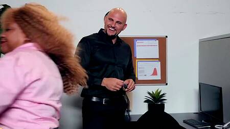 Круто выебал загорелую коллегу с большими сиськами на работе, но только во сне