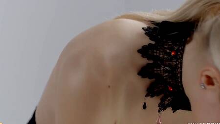 Извращенка с бритой киской обожает когда ей лижут сидя на мужском лице