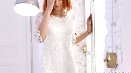 Парни угождают большими хуями рыженькой русской телке, трахая в жопу и киску сразу