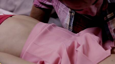 Молоденькая сестра уговаривает брата овладеть ее нежной киской и страстно оттрахать