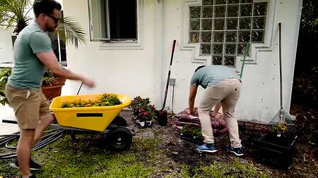 Сексапильной мамке пригодился в душе большой и толстый хуй нахального садовника
