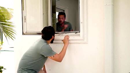 Сексапильной мамке пригодился в душе большой и толстый хуй нахального садовника