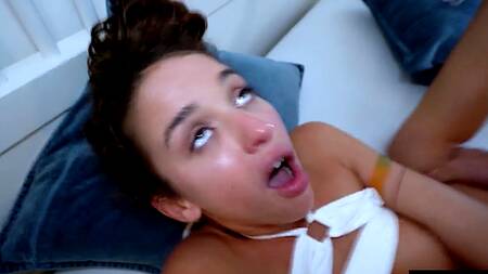 Чувак очень жестко ебёт миниатюрную шлюшку