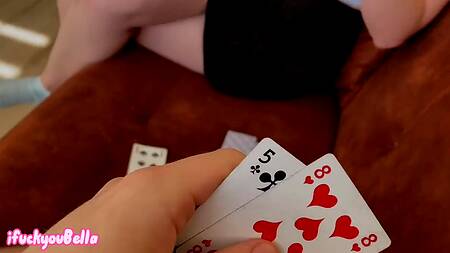 Грудастая сестра отрабатывает карточный долг ртом, отсасывая круче чем в порно