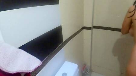 Нагло выебал чужую жопастую телку в душе пока на ее лице было мыло