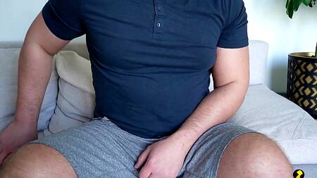 Подлый сынок задумал выебать аппетитную мать раком под давлением шантажа