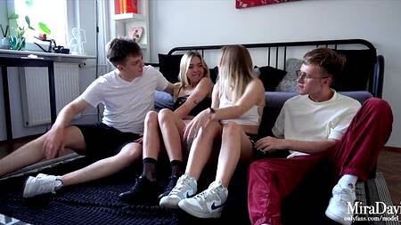 Русские студентки организовали групповуху со своими парнями, сыграв роль отвязных шлюшек