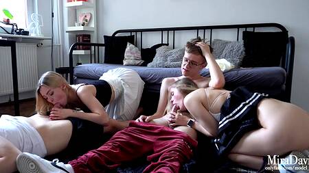 Русские студентки организовали групповуху со своими парнями, сыграв роль отвязных шлюшек