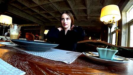 Красотка в сексуальном белье отлично сосет в туалете и жарко ебется в номере