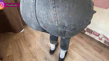 Миниатюрная блондинка оценила большой хуй отца в позе наездницы