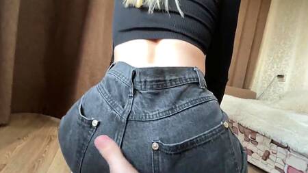 Миниатюрная блондинка оценила большой хуй отца в позе наездницы