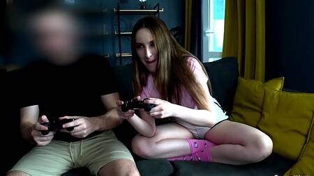 Грудастая телочка обыграла бойфренда и выбрала попрыгать на его крепком хую