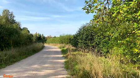 Нимфоманка на машине вынуждает туриста жарко выебать ее если он хочет прокатиться