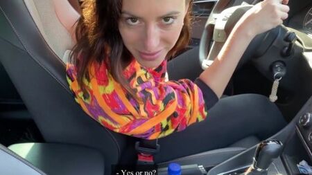 Нимфоманка на машине вынуждает туриста жарко выебать ее если он хочет прокатиться