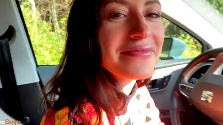 Нимфоманка на машине вынуждает туриста жарко выебать ее если он хочет прокатиться