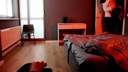 Стройная шлюшка добилась двух кремпаев в киску, угождая парочке парней по очереди