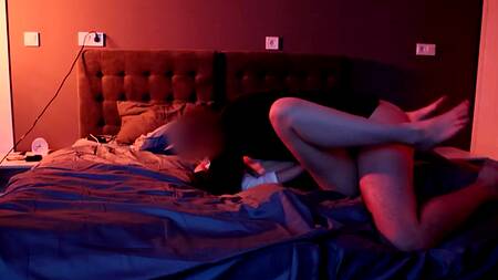 Стройная шлюшка добилась двух кремпаев в киску, угождая парочке парней по очереди