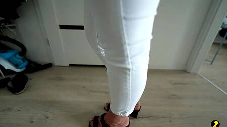 Горячая мамка восполняет нехватку анального секса трахаясь раком с молодым