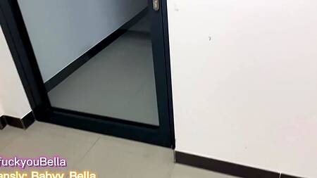 Рыжая куколка с большими сиськами соблазняет сантехника на секс в рабочее время