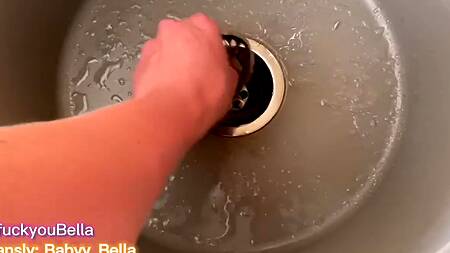 Рыжая куколка с большими сиськами соблазняет сантехника на секс в рабочее время