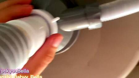 Рыжая куколка с большими сиськами соблазняет сантехника на секс в рабочее время