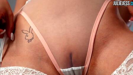 Круглозадая русская сучка в чулках раком принимает большой хуй в пухлую киску