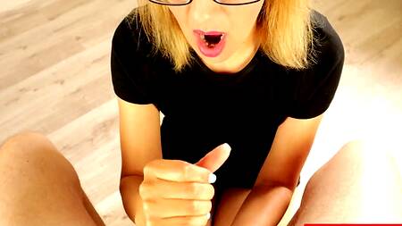 Сексуальная зрелая докторша применила ротик ради здоровья пациента