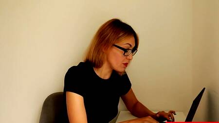 Сексуальная зрелая докторша применила ротик ради здоровья пациента