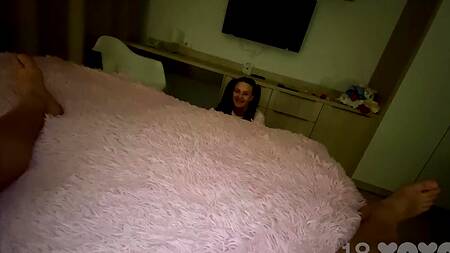 Похотливая девица резвится на большом члене перед сном, добиваясь кремпая в киску