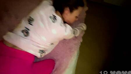 Похотливая девица резвится на большом члене перед сном, добиваясь кремпая в киску