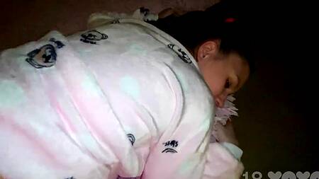 Похотливая девица резвится на большом члене перед сном, добиваясь кремпая в киску