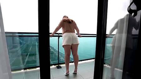 Большая и толстая жопа русской пышки сводит сума, вынуждая горяче оттрахать  сучку