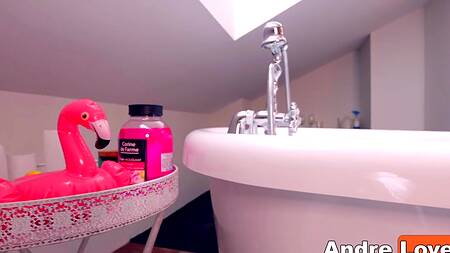 Жаркая блондинка  с мокрой киской после ванны предпочитает страстно трахаться