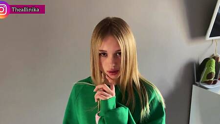 Юная блондинка с классной киской предлагает ей засадить, а после обкончать