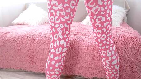 Русская сучка с аппетитной попкой даже рвет штаны ради глубокого анала с толстым членом