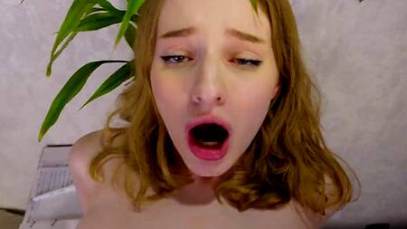 Русская студентеа опробовала большой и крепкий хуй одногруппника вместо домашки