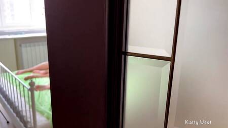 Загорелая крошка после объятий голой подружки трахается с парнем раком