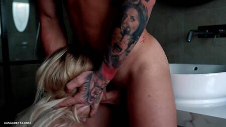 Развратная куколка предлагает выебать ее ротик, а следом и киску с кремпаем в ванной