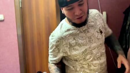 Курьер вылизывает киску симпатичной клиентки, ведь сожрал ее пиццу