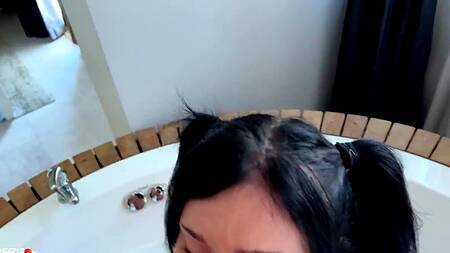 Мокрая сучка Sweetie Fox заглатывает толстый хуй в горло и жарко ебется верхом