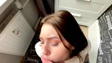 Жестко шлепает классную жопу русской сучки трахая ее раком прежде чем кончить в рот