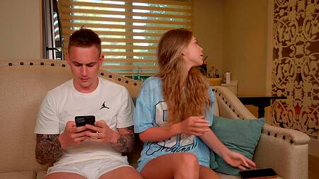 Рискнул трахнуть в анал пошлую блондинку пока подружка слушала музыку