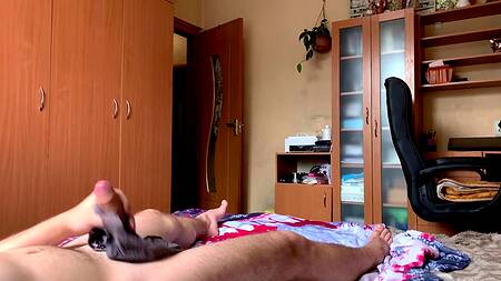 Стройная развратница помешала брату дрочить и оседлала его толстый стояк