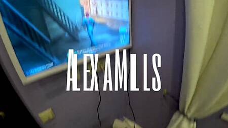 Сексуальная геймерша ловко управляется с большим хуем и джойстиком одновременно