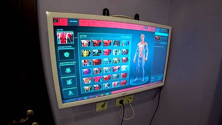 Сексуальная геймерша ловко управляется с большим хуем и джойстиком одновременно