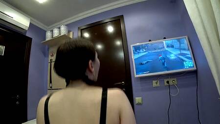 Сексуальная геймерша ловко управляется с большим хуем и джойстиком одновременно