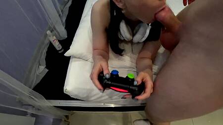 Сексуальная геймерша ловко управляется с большим хуем и джойстиком одновременно