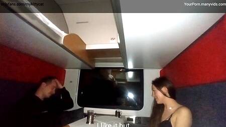 Оттрахал сексуальную попутчицу в поезде и снял на телефон очень жаркую порнушку