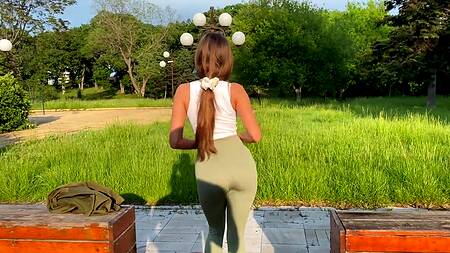 Сучка слишком жарко виляла красивой попкой и напросилась на публичный анал в парке